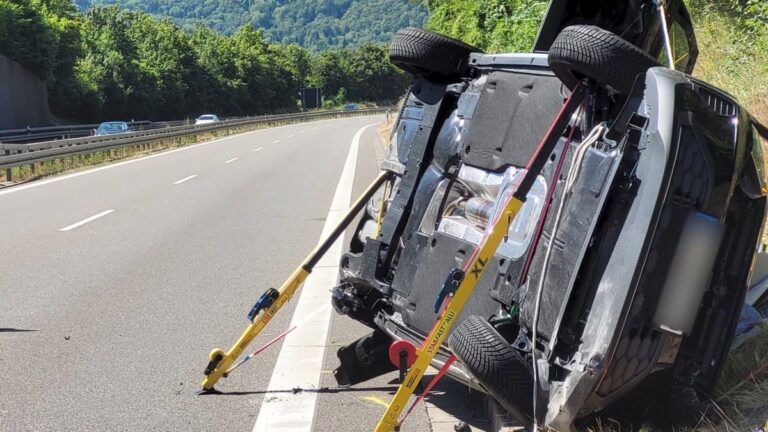 Schwerer Unfall auf B27 bei Hechingen: Vier Verletzte
