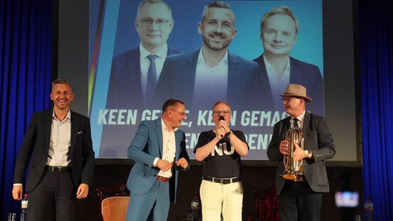AfD-Politiker singen DDR-Hymne bei Veranstaltung