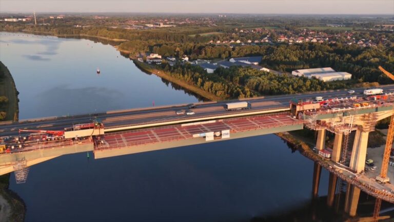 Brückenschluss der Rader Hochbrücke in der Nacht gelungen