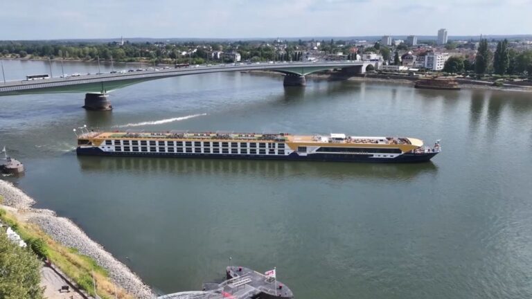 Hotelschiff auf Rhein bei Bonn festgefahren