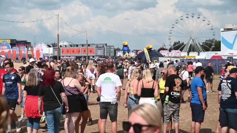 Deichbrand-Festival startet mit 60.000 Besuchern