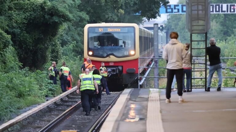 S-Bahn in Berlin prallt gegen Baum – Gewitter verursacht Chaos