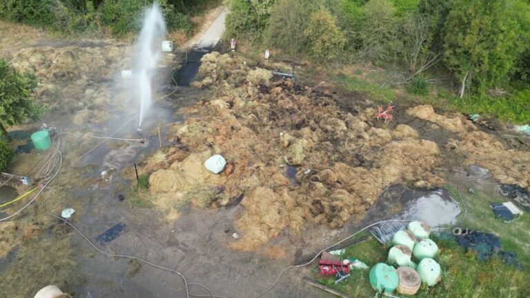 Großbrand: Hunderte Heuballen in Flammen