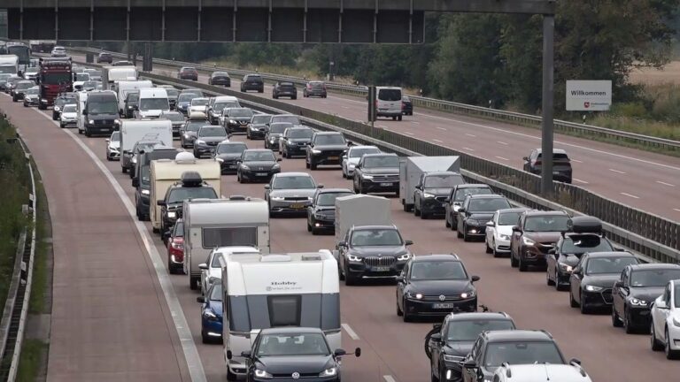 ADAC warnt vor staureichem Wochenende in NRW-Ferien