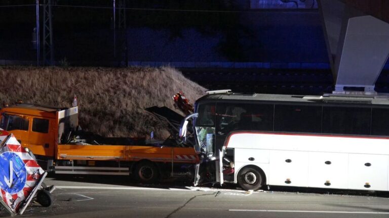 Schwerer Busunfall auf A8 bei Stuttgart: Drei Schwerverletzte