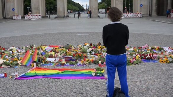 Am späten Samstagabend ist in Berlin ein weißer Kastenwagen in eine