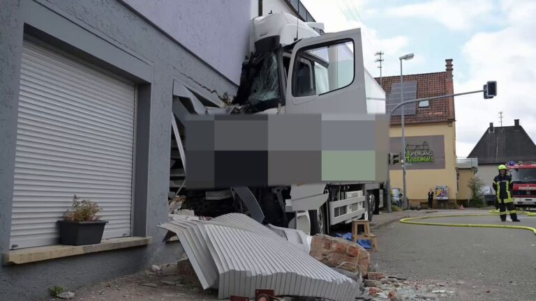 Lkw prallt in Waldstetten gegen Hauswand – Fahrer tot