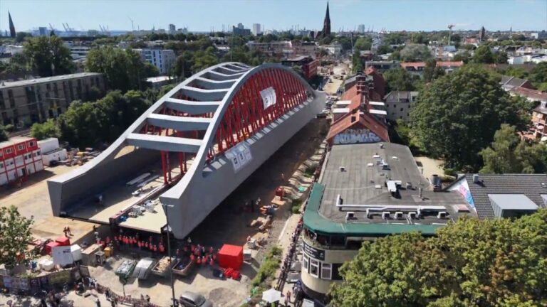 Sternbrücke in Hamburg: 3.700 Tonnen Stahl auf 1.088 Rädern