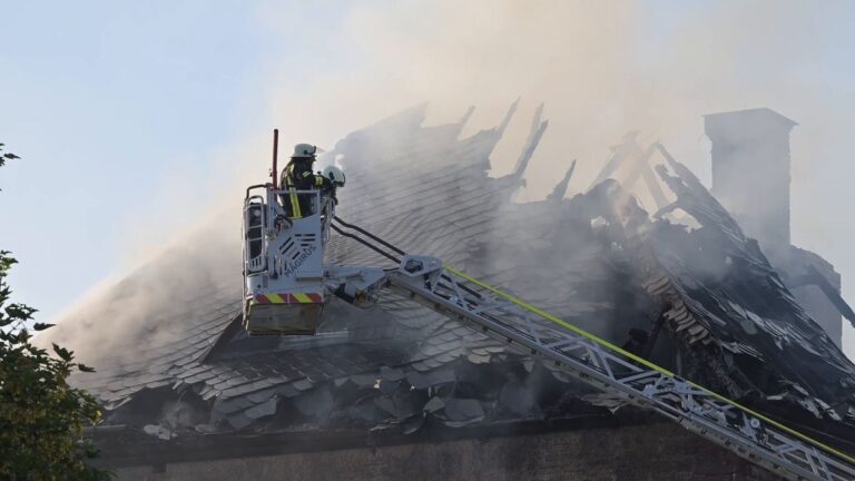 Großbrand zerstört Dachstuhl von Schloss Wallhausen