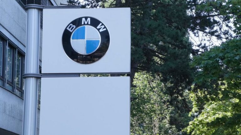 BMW-Gewinn bricht um mehr als ein Drittel ein