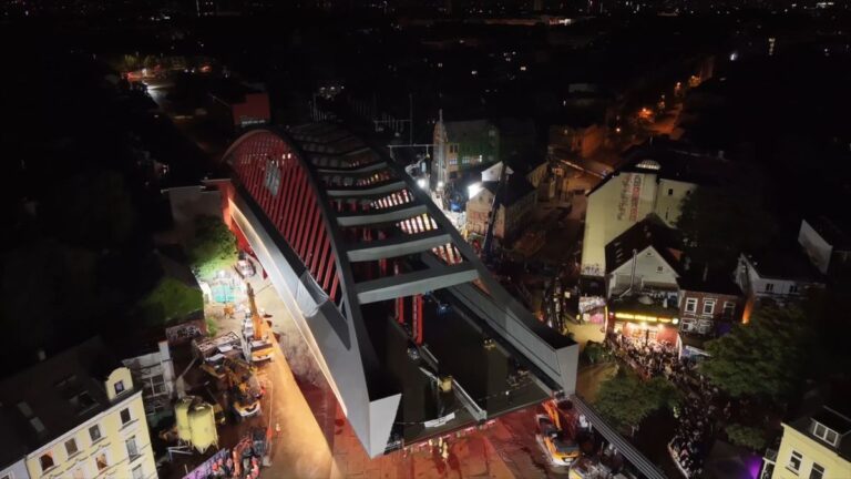 Hamburgs neue Sternbrücke erreicht ihr Ziel