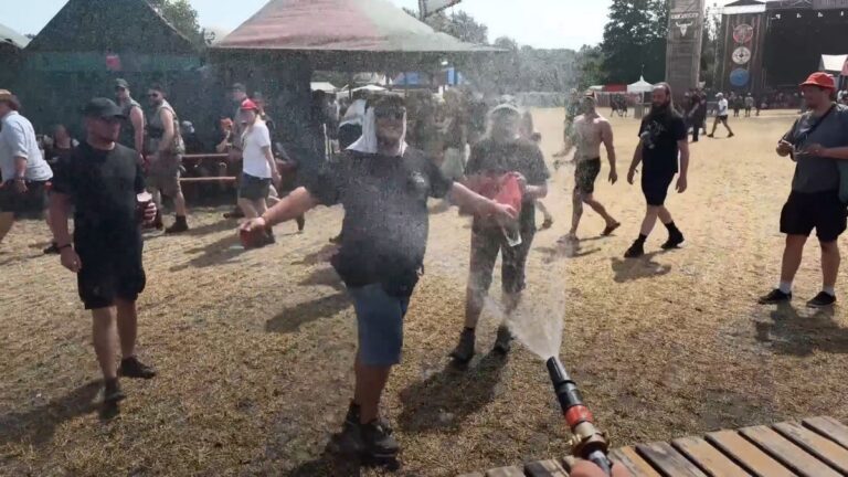 Metalfans in Wacken trotzen der Hitze mit Kreativität