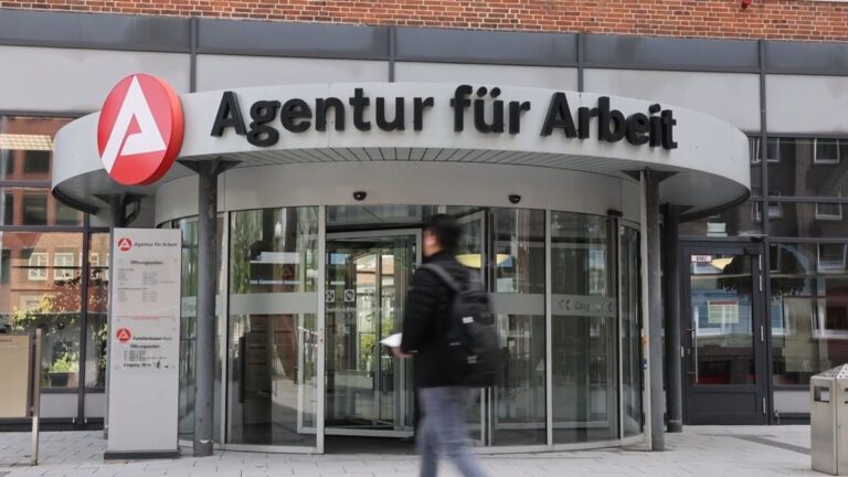 Juli: Zahl der Arbeitslosen steigt über drei Millionen