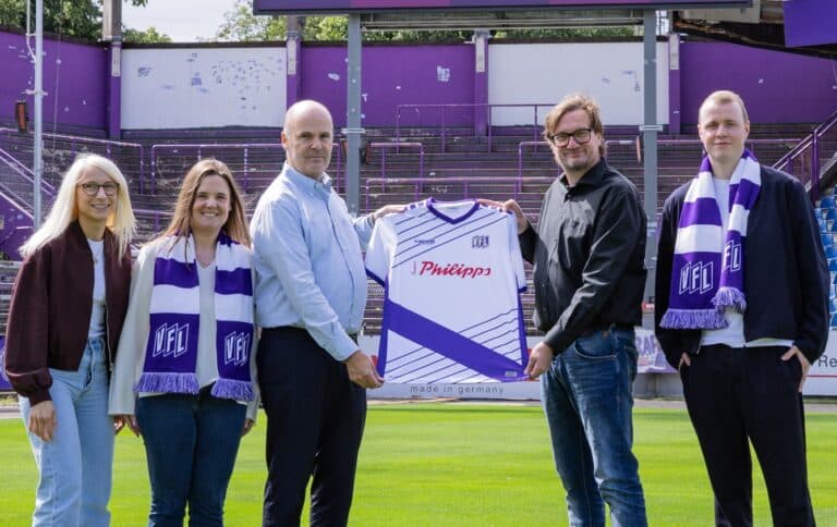 Das neue VfL-Trikot präsentiert von (v.l.n.r.) Nadine Benecke (Direktorin B2B, VfL), Theresa Philipps & Andre Philipps (Thomas Philipps), Dr. Michael Welling (Geschäftsführer VfL), Sebastian Niehenke (Team B2B, VfL) / Foto: VfL in Bremer Brücke