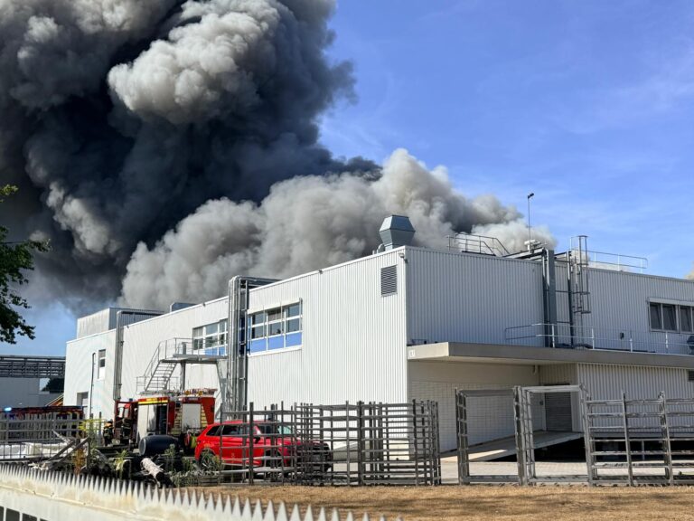 Feuer bei Bedford im Hafen. / Foto: Pohlmann