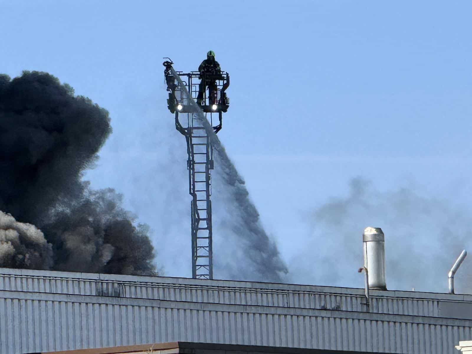 Feuer bei Bedford im Hafen. / Foto: Pohlmann