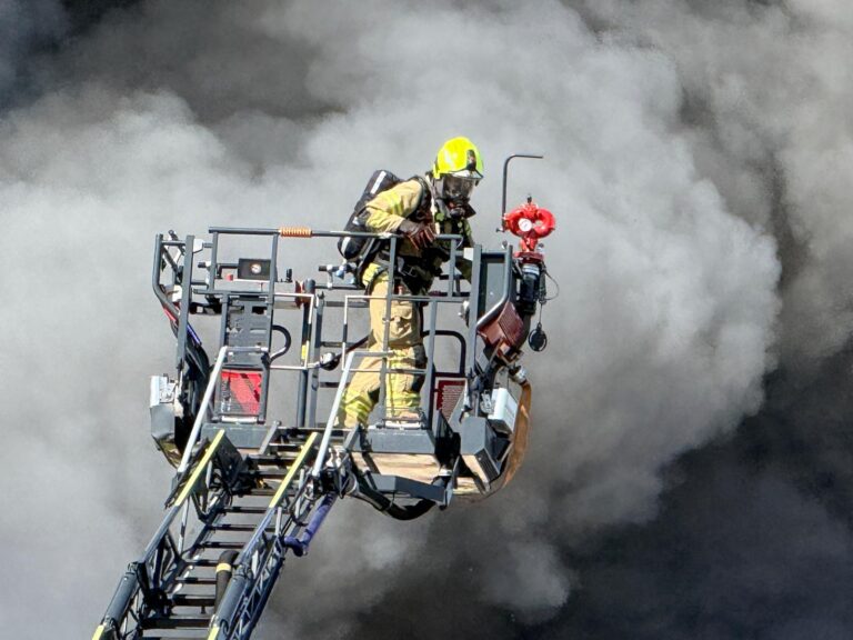 Feuer bei Bedford im Hafen. / Foto: Pohlmann