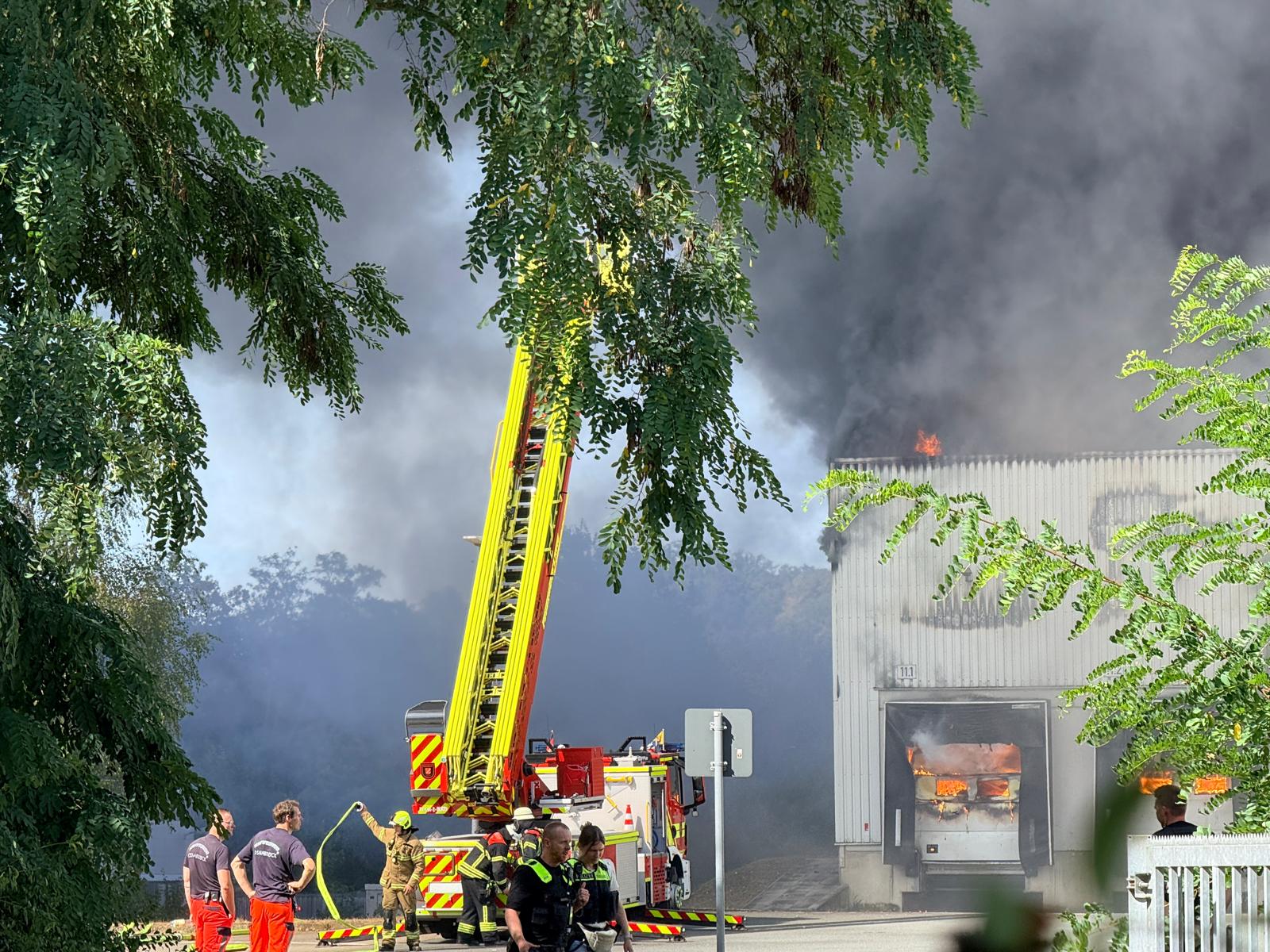 Feuer bei Bedford im Hafen. / Foto: Pohlmann