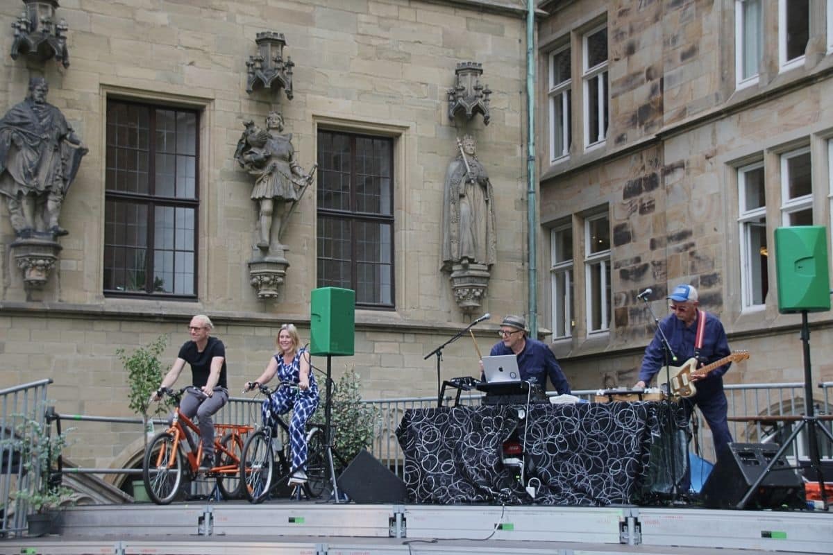 Die Band Surplus Stock spielte ihren Nachhaltigkeitssong auf dem Marktplatz. Passend zum Motto kam die dafür benötigte Energie nicht einfach aus der Steckdose, sonder musste per Pedal-Power mit eigener Muskelkraft erzeugt werden. / Foto: Dominik Lapp