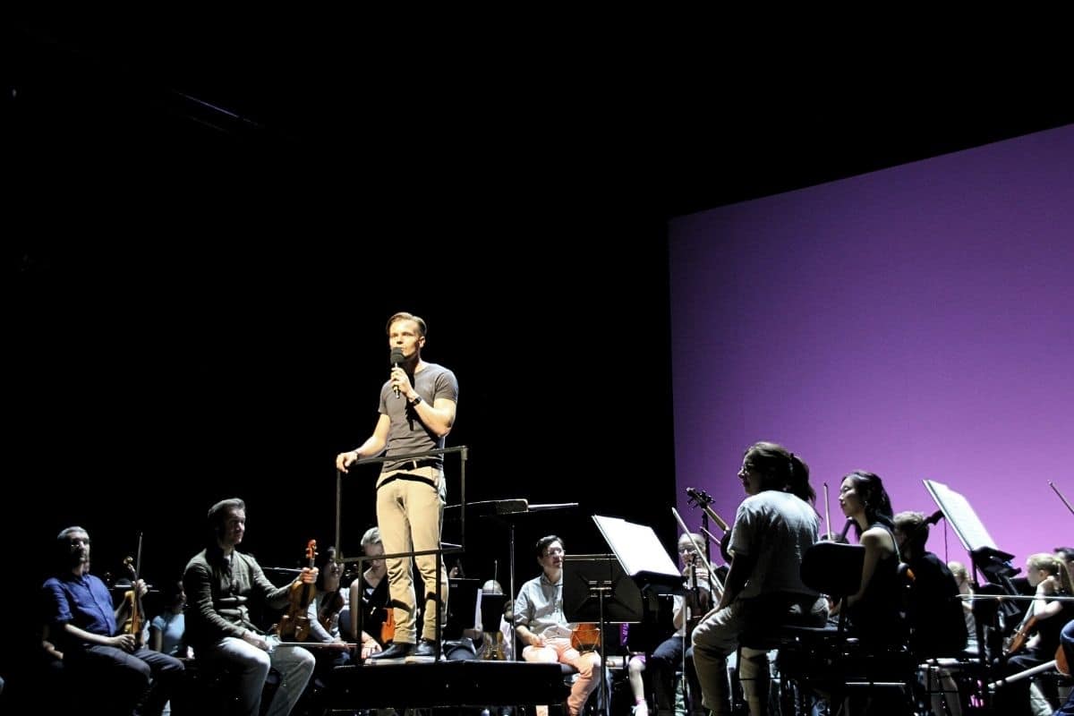 Christopher Lichtenstein dirigierte und moderierte das Mitmach-Konzert im Theater Osnabrück. / Foto: Dominik Lapp