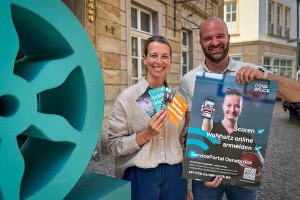 (v.r.) Julia Grevemeyer und Jan-Hendrik Kempe vom Referat Digitalisierung und IT haben die Kampagne fürs Serviceportal mit den Osnabrücker Testimonials koordiniert, damit noch mehr Bürgerinnen und Bürger die Online-Services nutzen.
