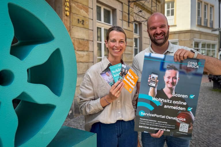 (v.r.) Julia Grevemeyer und Jan-Hendrik Kempe vom Referat Digitalisierung und IT haben die Kampagne fürs Serviceportal mit den Osnabrücker Testimonials koordiniert, damit noch mehr Bürgerinnen und Bürger die Online-Services nutzen.