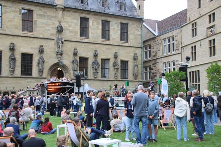 Begrünter Marktplatz zur Kulturnacht 2026. / Foto: Dominik Lapp in Altstadt