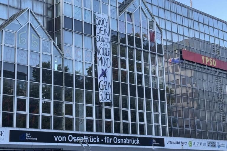 Banner am Ypso-Gebäude am Osnabrücker Neumarkt in Innenstadt
