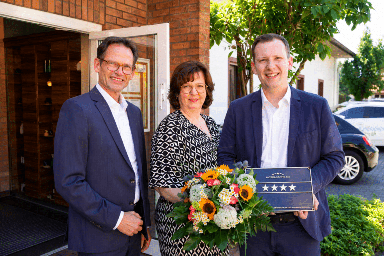 Carsten, Kerstin und Philip Hünerbein nehmen das offiziell Schild entgegen. in Bissendorf (Ort)