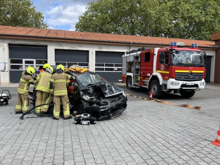 Die Feuerwehr demonstriert die Personenbefreiung aus einem Unfallfahrzeug. / Foto: Dominik Lapp in Osnabrück (Gesamtstadt)