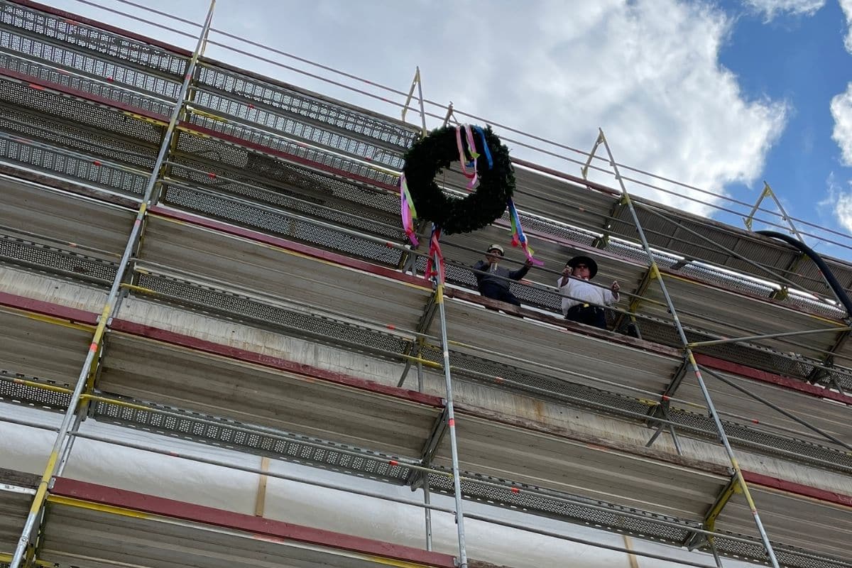 Der Richtkranz hängt beim beim Richtfest der Friedensschule Osnabrück. / Foto: Dominik Lapp