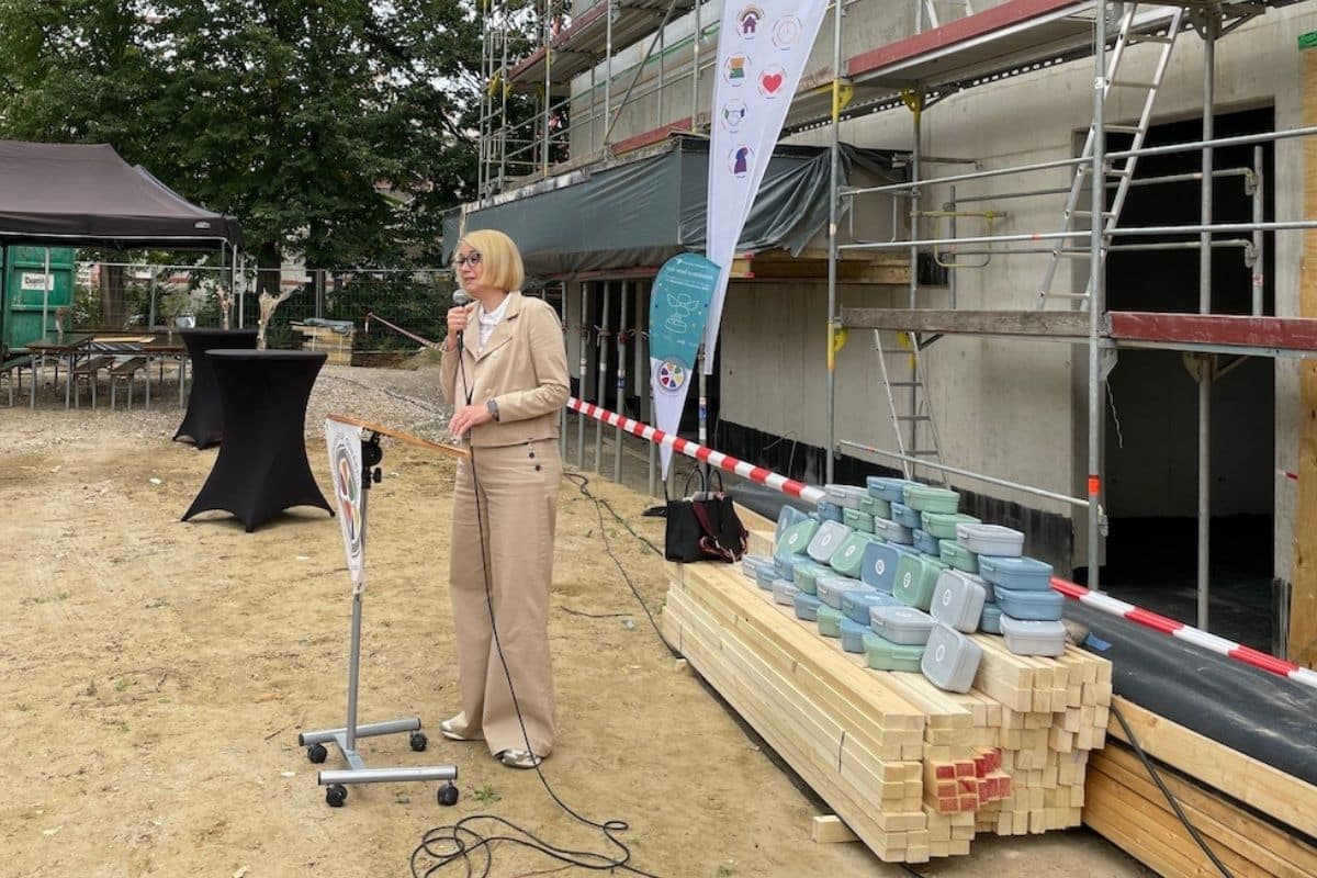 Katharina Pötter beim Richtfest der Friedensschule Osnabrück. / Foto: Dominik Lapp