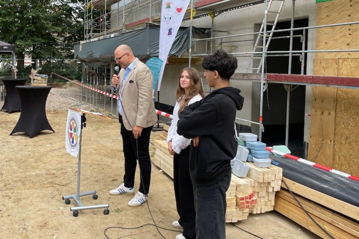 Christoph Wiebke, Schulleiter der Friedensschule Osnabrück, mit zwei Lernpartnern. / Foto: Dominik Lapp