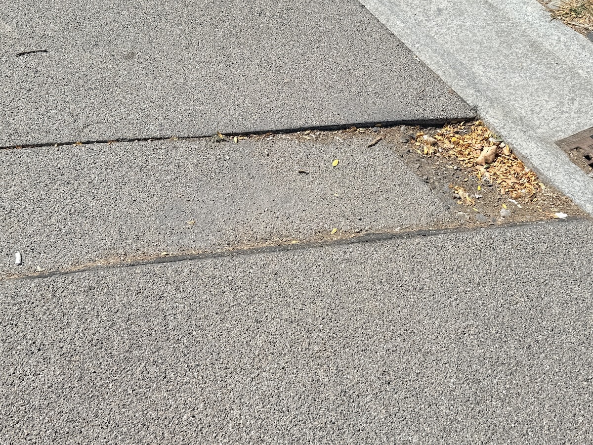 Der Asphalt auf dem Ledenhof senkt sich entlang der Dehnungsfugen teilweise