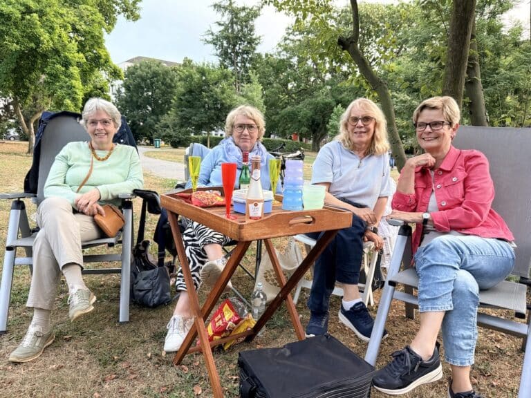 Die vier Freundinnen genießen Roland Kaiser vom Willy-Brandt-Platz aus beim Schlossgarten Open Auir 2026 in Innenstadt