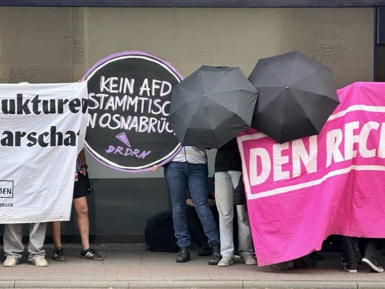 "Gesicht zeigen" war früher: Bei DRDRN (den Rechten die Räume nehmen) wird sich weitestgehend hinter Bannern und Regenschrimen versteckt