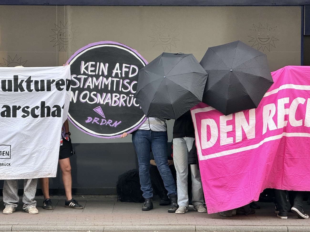 "Gesicht zeigen" war früher: Bei DRDRN (den Rechten die Räume nehmen) wird sich weitestgehend hinter Bannern und Regenschrimen versteckt