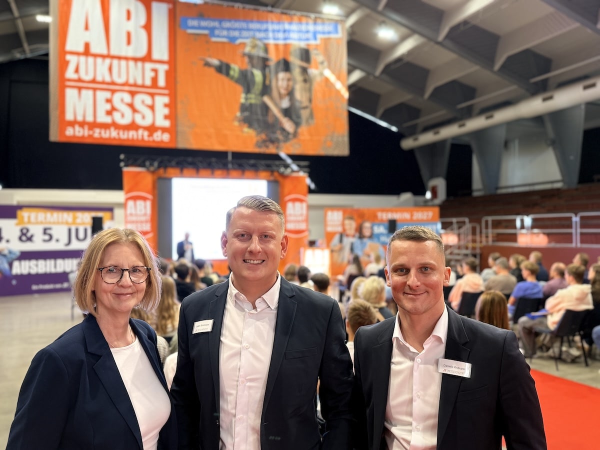 Elke Rodrigues Freitas, Julian Strotmann und Daniele Knäuper (alle JF Messekonzept), im Hintergrund eine der zahlreichen Vortragsveranstaltungen / Foto: Pohlmann