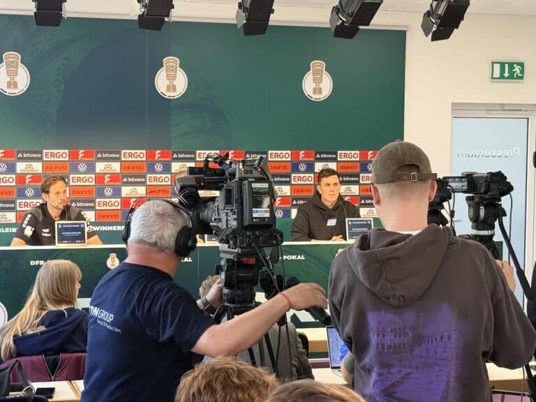 Pressekonferenz des VfL Osnabrück, links: Jannik Müller, Kapitän des VfL in Bremer Brücke