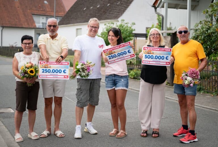 Silke, Michael, Michael, Selvana, Maria und Willi aus Hasbergen jubeln über insgesamt 1 Million Euro