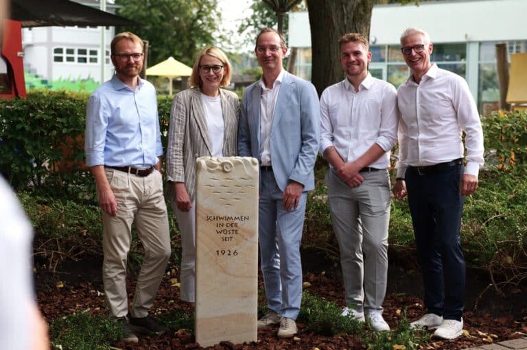 Von links: SWO-Finanzvorstand Dirk Eichholz, Oberbürgermeisterin Katharina Pötter, SWO-Vorstandsvorsitzender Daniel Waschow, Moskaubad-Leiter Kenneth Fischer und Bäderchef Torsten Krier. / Foto: Mardt, SWO in Wüste