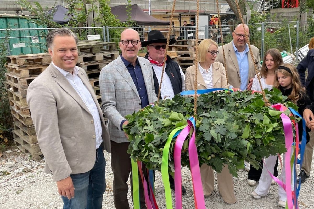 Der Richtkranz beim beim Richtfest der Friedensschule Osnabrück. / Foto: Dominik Lapp