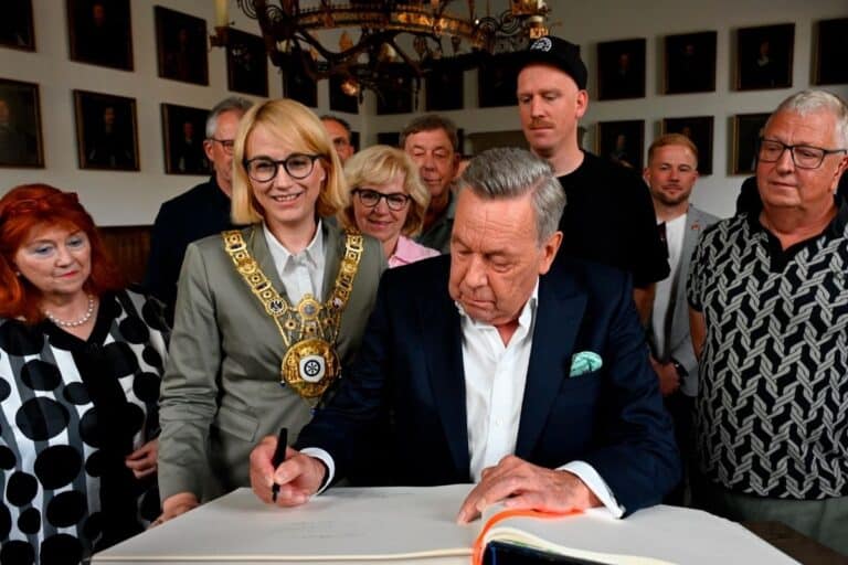 Roland Kaiser trägt sich ins Goldene Buch der Stadt Osnabrück ein. / Foto: Hermann Pentermann in Innenstadt