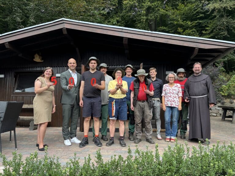 Vor dem renovierten Gartenhaus: Franziska Birke-Bugiel (Geschäftsführerin und pädagogische Leiterin - Haus Ohrbeck, v. l.), Fabian Winkler (Vorstandsmitglied - Sparkasse Osnabrück), das Gartenteam der Heilpädagogischen Hilfe, Pascal Schroeder (Referent der Geschäftsführung – Haus Ohrbeck, 4. v. r.), Kerstin Beimdiek (Öffentlichkeitsarbeit – Haus Ohrbeck, 3. v. r.), Br. Andreas Brands ofm (Stellvertretender Leiter - Haus Ohrbeck, 1. v. r.) freuen sich über die erfolgreiche Umsetzung des inklusiven Projekts. / Foto: L. Knemeyer in Osnabrück (Gesamtstadt)
