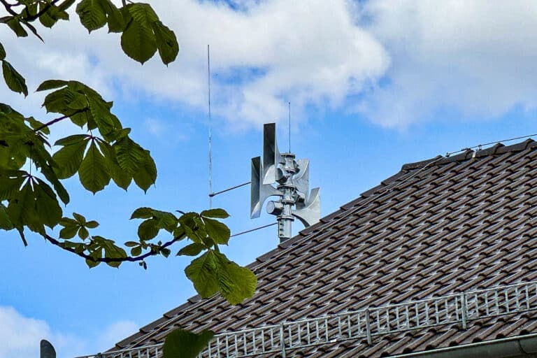 An einigen Gebäuden in Georgsmarienhütte sind die neuen Sirenen bereits installiert worden - wie hier auf dem Dach der Dröperschule.