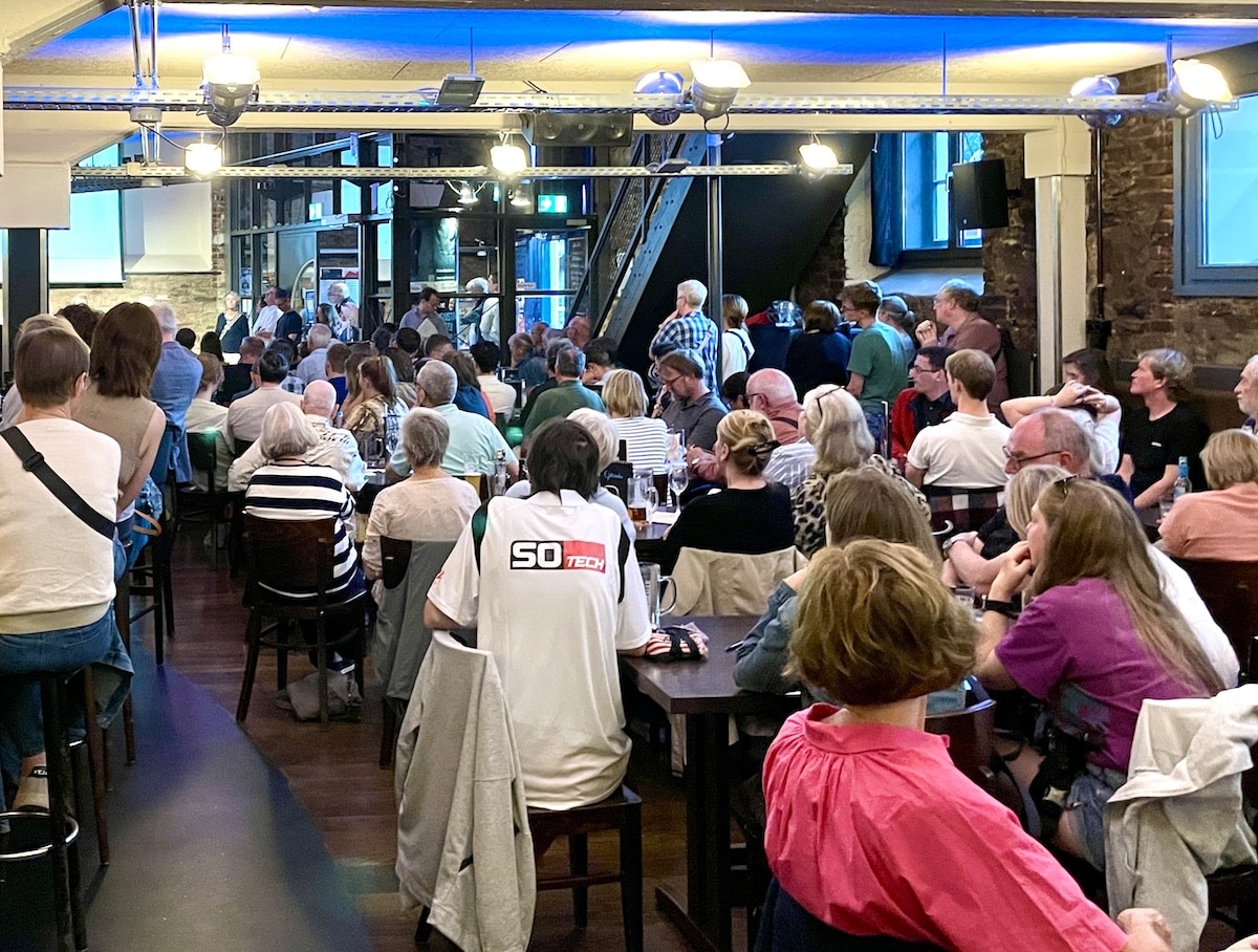 Die Lagerhalle war am Dienstagabend zu "Bürgermeisterschaft" gut gefüllt. / Foto: Dominik Lapp