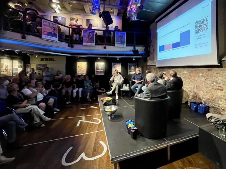 Vier OB-Kandidierende stellten sich den Fragen des Moderationsteams und des Publikums. / Foto: Dominik Lapp in Altstadt