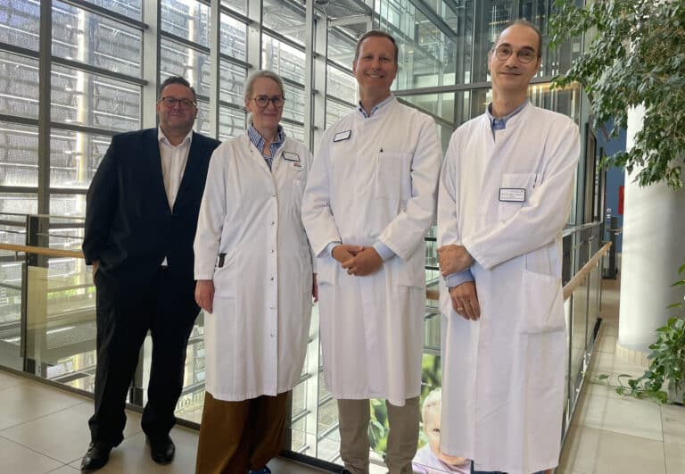 MHO-Krankenhausdirektor Carsten Oberpenning (links) mit Prof. Dr. Peter Lüdike (Dritter von links), Prof. Dr. Kerstin Schütte und Chefarzt Prof. Dr. Christoph A. Stückle. / Foto: Ute Laumann in Innenstadt