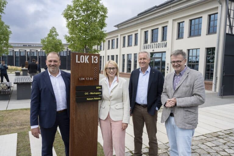 Christian Wulff (2. v. r.) zu Besuch im Lokviertel. / Foto: Hermann Pentermann