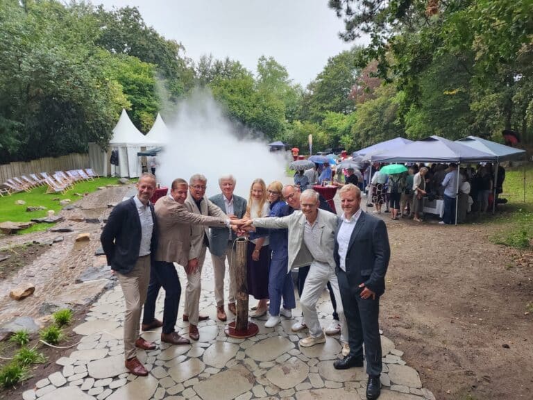 Von links: Sebastian Benstein (Bereichsleiter Business Operations Zoo Osnabrück), Philipp Bruelheide (Zoogeschäftsführer), Dr. E.h. Fritz Brickwedde (Zoopräsident), Antonius Fahnemann (Vorstandsvorsitzender Haarmann-Stiftung), Anna Kebschull (Stiftungsratsvorsitzende der Stiftung der Sparkassen im Landkreis Osnabrück), Katharina Pötter (Kuratoriumsvorsitzende der Stiftung der Sparkasse Osnabrück), André Schüller (Vorstandsvorsitzender der beiden Sparkassen-Stiftungen), Johannes Busmann (Geschäftsführer Prowind) und Tobias Klumpe (Zoologischer Direktor). / Foto: Hanna Räckers in Schölerberg